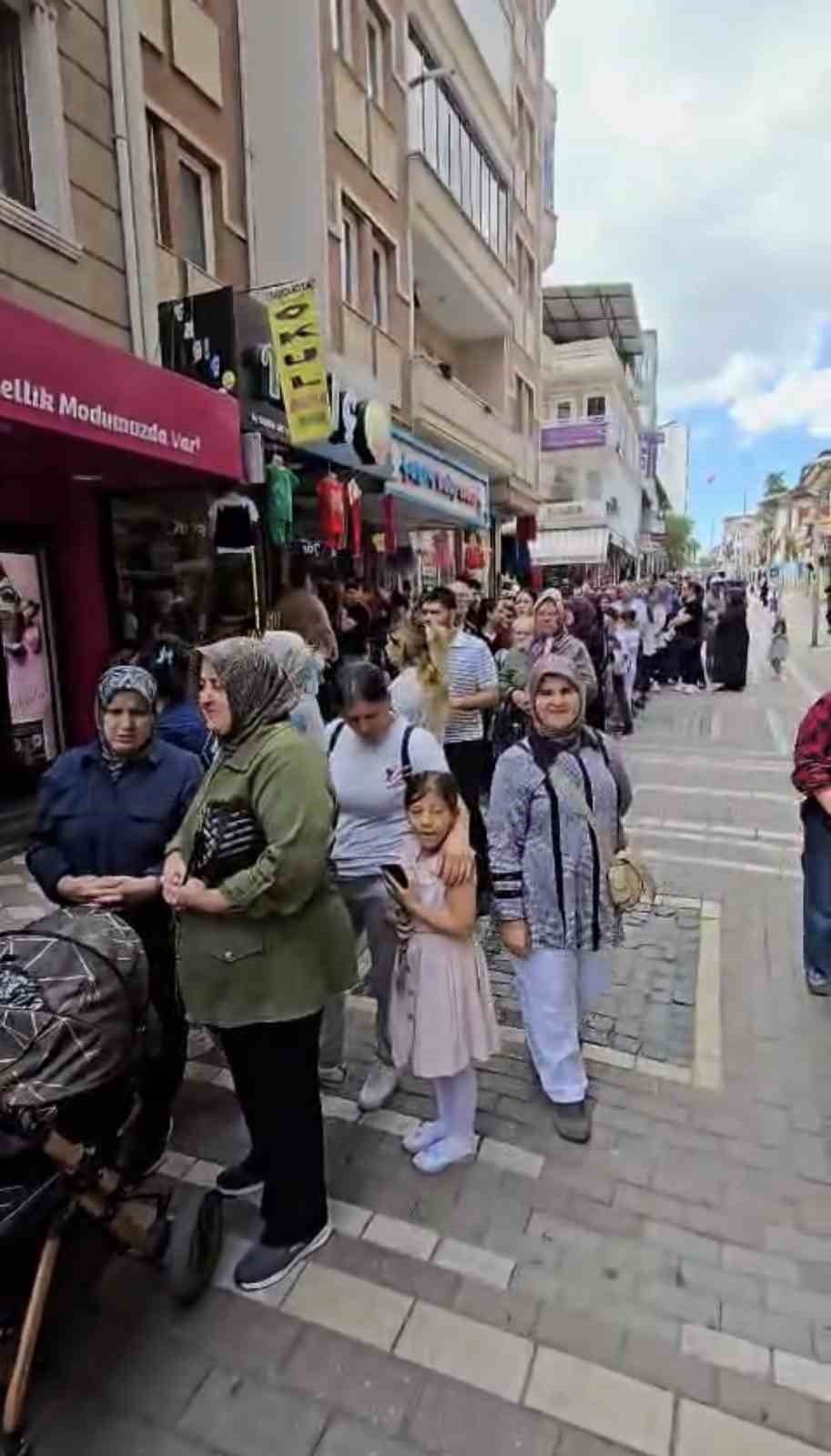 Çekilişi Duyan Mağaza Önüne Koştu