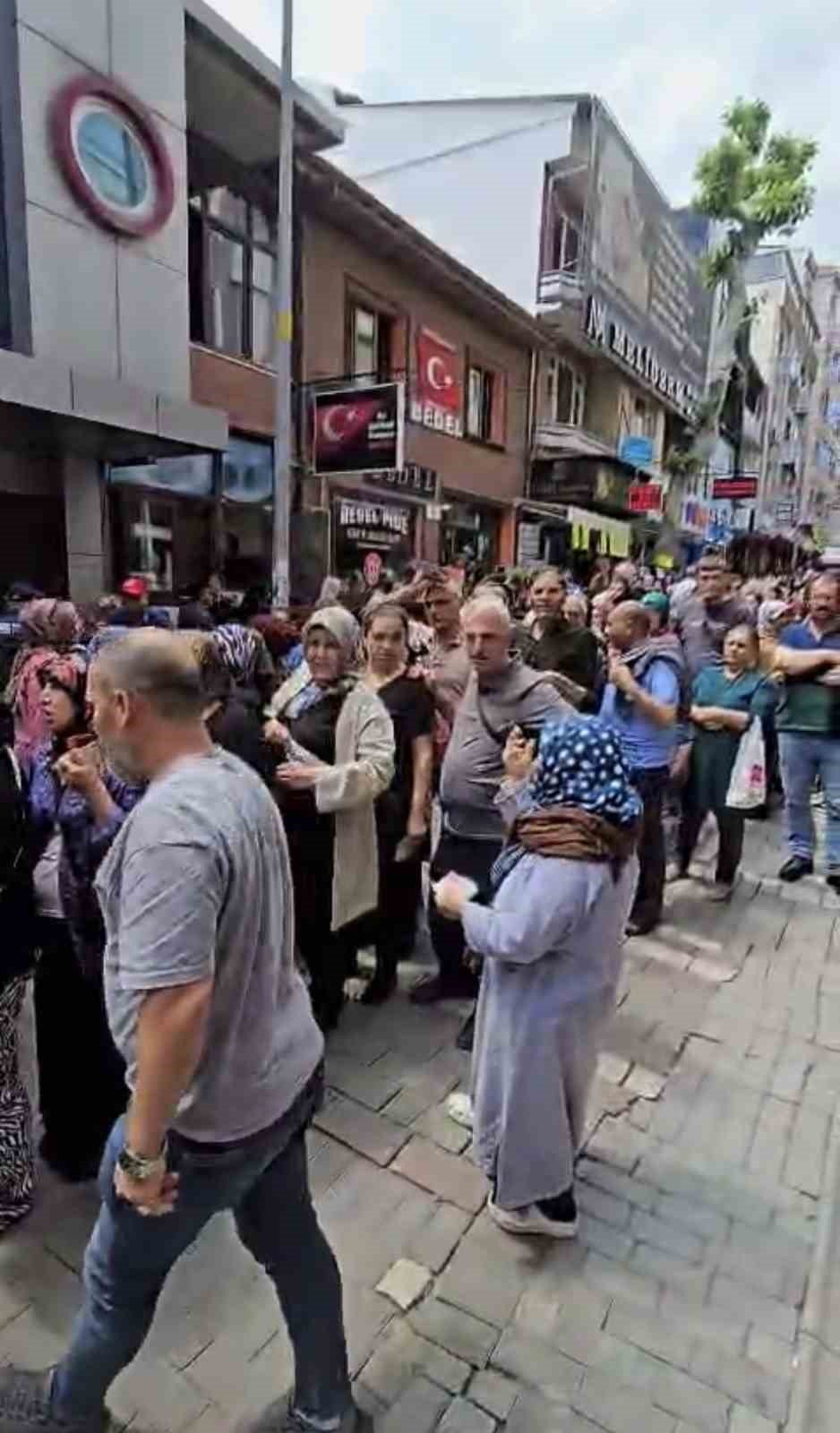 Çekilişi Duyan Mağaza Önüne Koştu