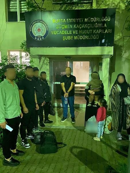 Kaçak Göçmen Operasyonu : 9 Göçmen, 1 Şüpheli Yakalandı
