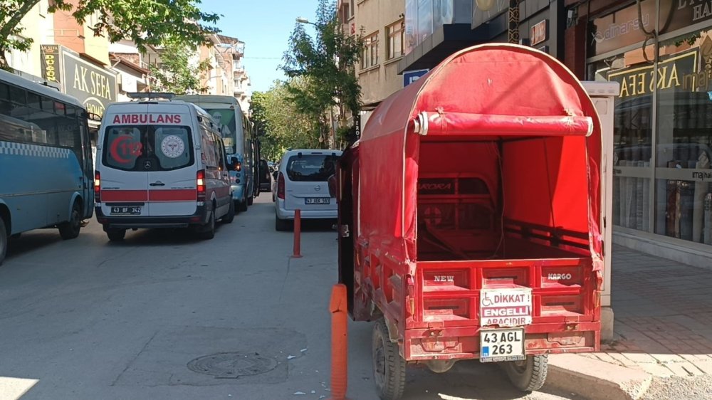Özel Halk Otobüsü İle Elektrikli Bisiklet Çarpıştı 3 Kişi Yaralandı