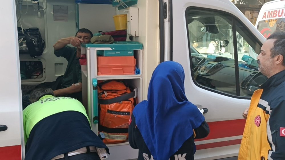 Özel Halk Otobüsü İle Elektrikli Bisiklet Çarpıştı 3 Kişi Yaralandı