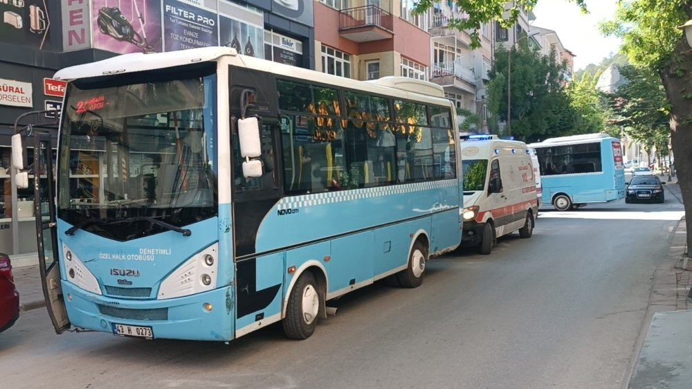 Özel Halk Otobüsü İle Elektrikli Bisiklet Çarpıştı 3 Kişi Yaralandı