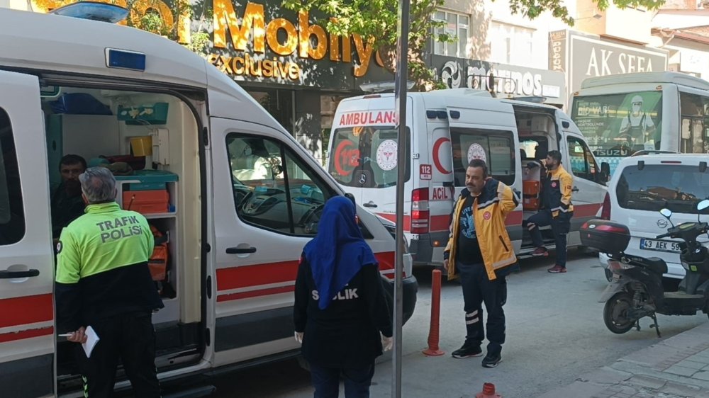 Özel Halk Otobüsü İle Elektrikli Bisiklet Çarpıştı 3 Kişi Yaralandı