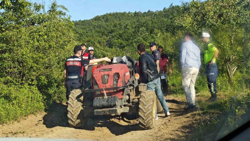 Traktörün Altında Kalan 7 Yaşındaki Çocuk Hayatını Kaybetti