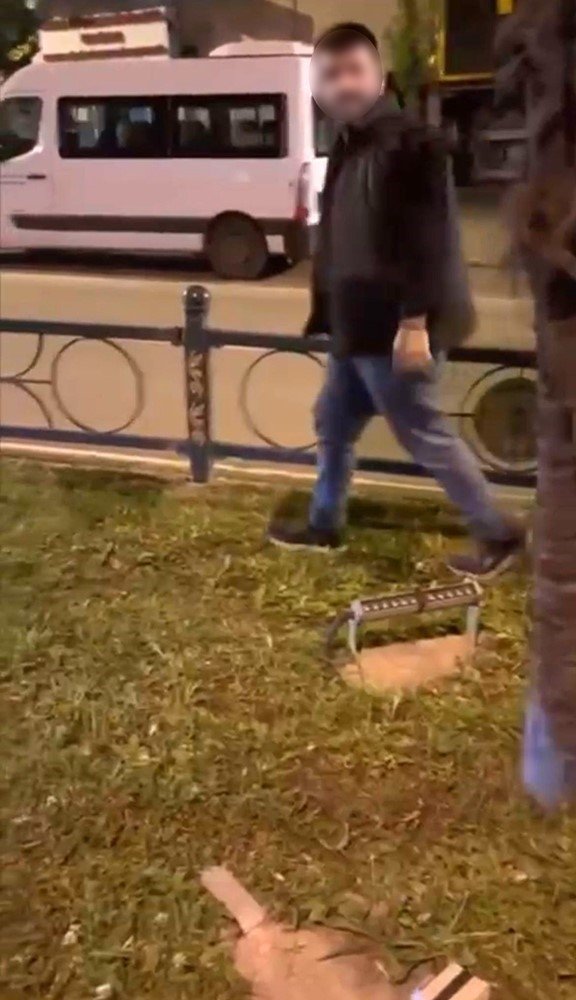 Türk Bayrağını Yakmaya Çalışan Şahıs Yakalandı