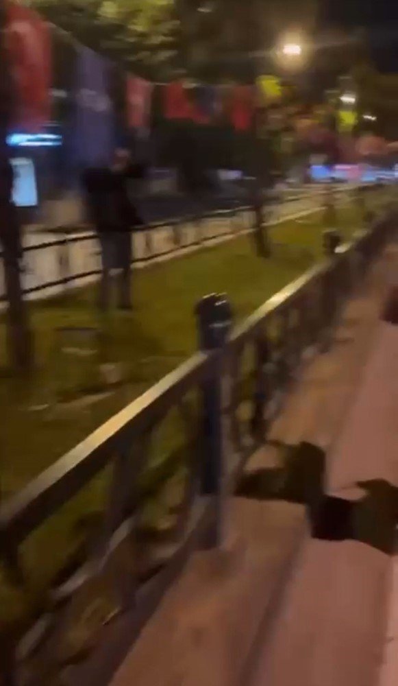 Türk Bayrağını Yakmaya Çalışan Şahıs Yakalandı