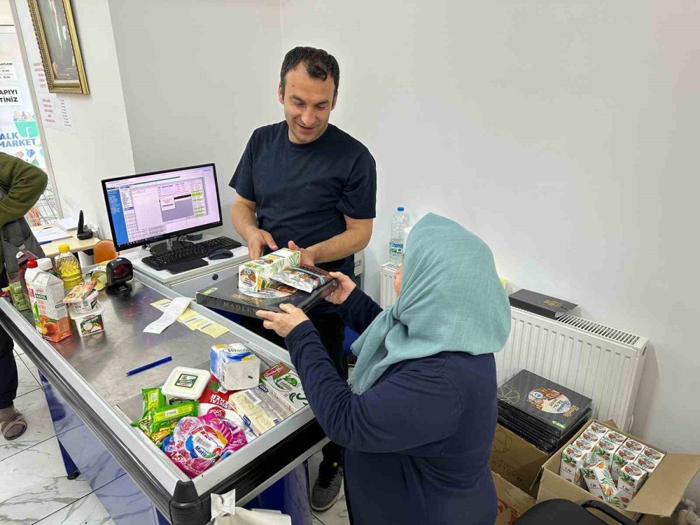 Bayram Öncesi İhtiyaç Sahiplerine Bayram Çikolatası, Kolonya Ve Türk Kahvesi İkramı