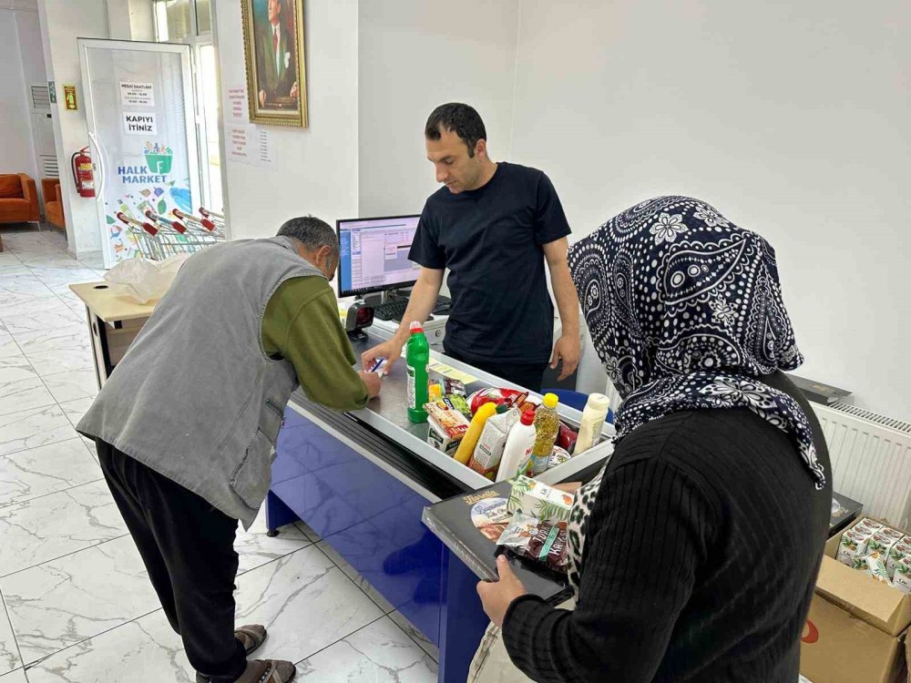 Bayram Öncesi İhtiyaç Sahiplerine Bayram Çikolatası, Kolonya Ve Türk Kahvesi İkramı