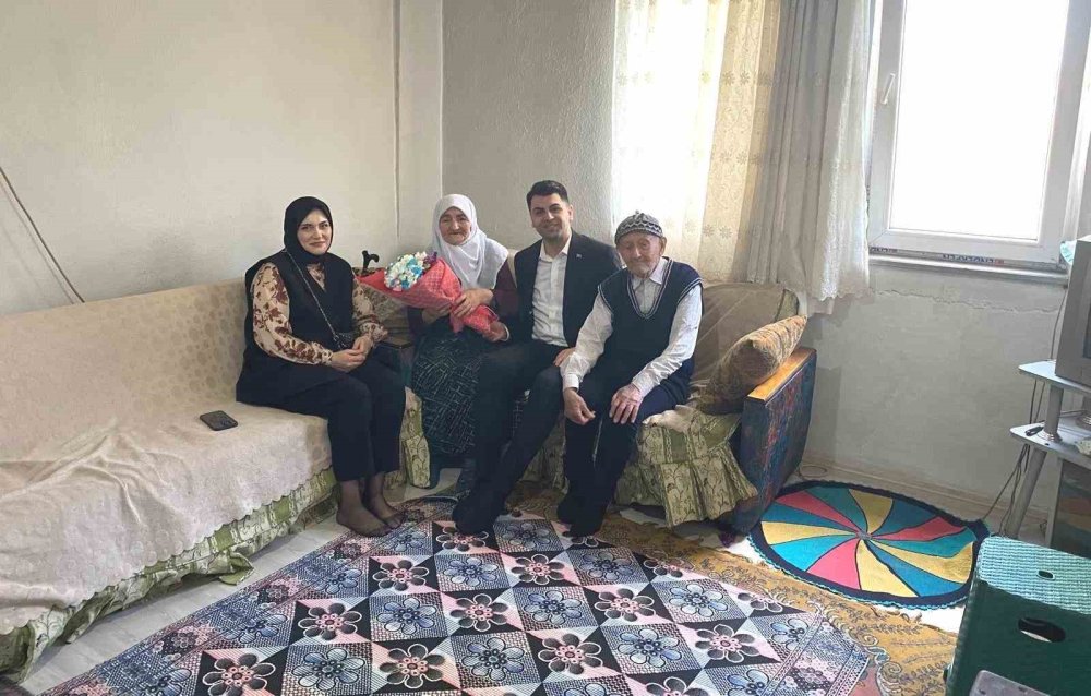 Hisarcık Kaymakamı Bahar’dan, 82 Yaşındaki Hafize Teyzeye Pastalı Doğum Günü Kutlaması