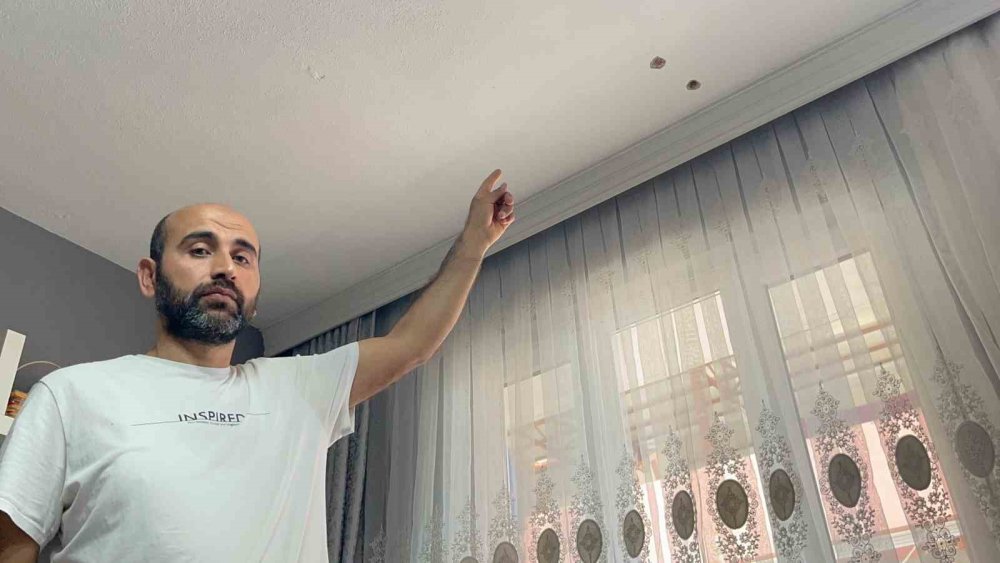 Abisini Evden Çıkarmak İçin Tavanı Böyle Deldi