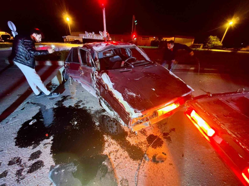 Duble Yolda Refüje Çarpan Otomobil Takla Atarak Hurdaya Döndü: 1 Yaralı