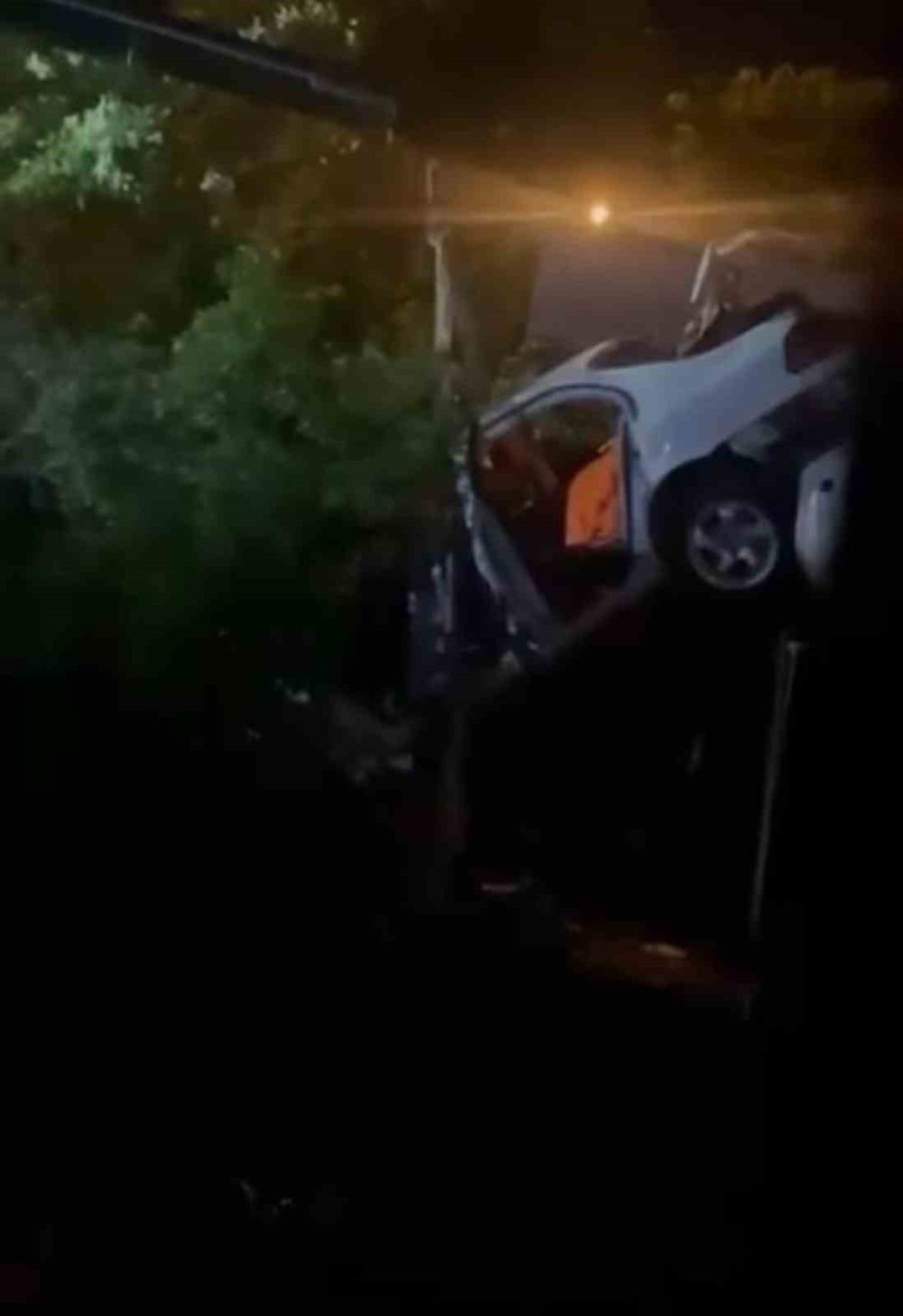 Kontrolden Çıkan Otomobil Bahçeye Uçtu : 1 kişi Yaralandı