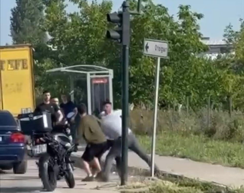 Anayol Boks Ringine Döndü! Trafik Durdu Yumruklar Havada Uçuştu