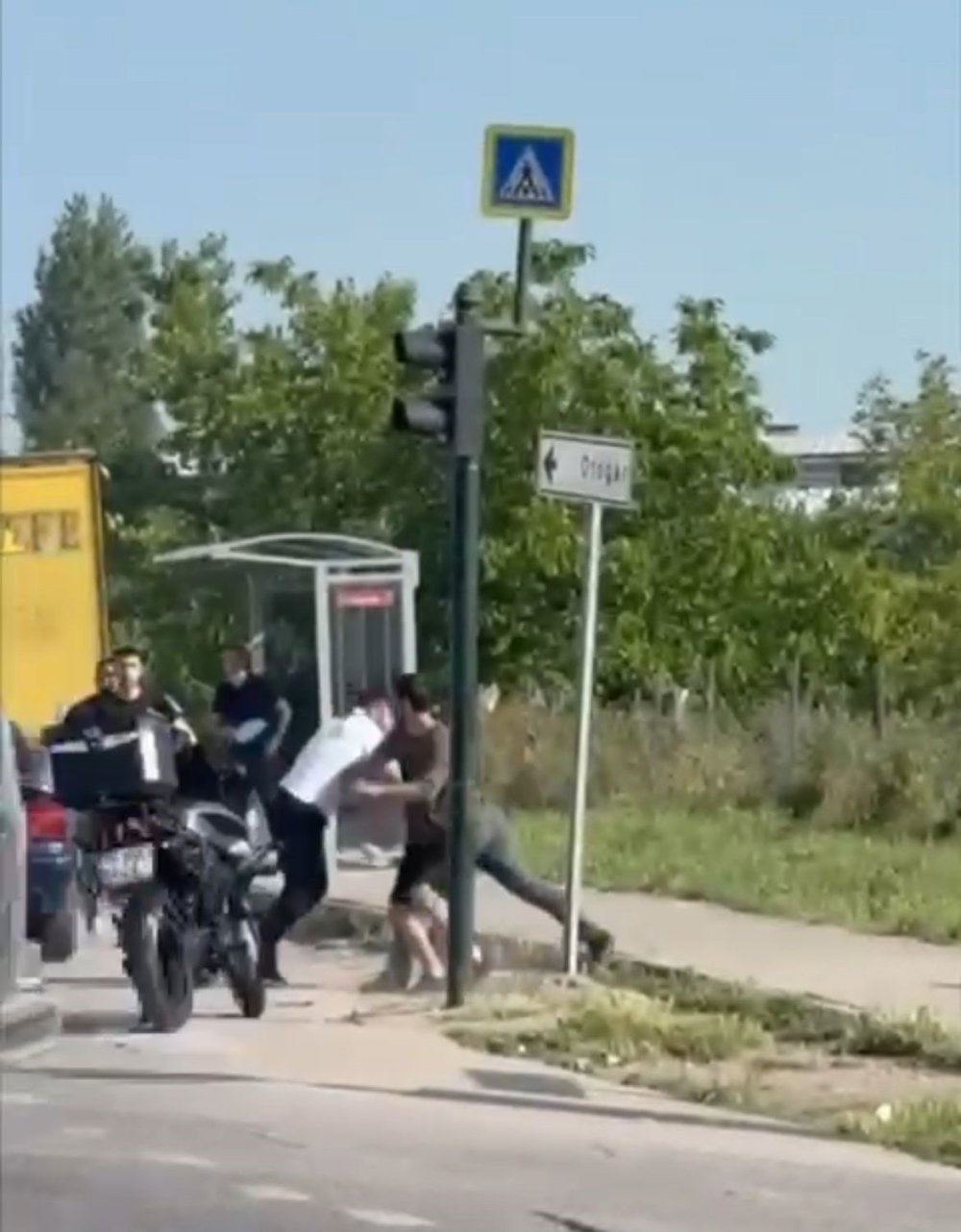 Anayol Boks Ringine Döndü! Trafik Durdu Yumruklar Havada Uçuştu