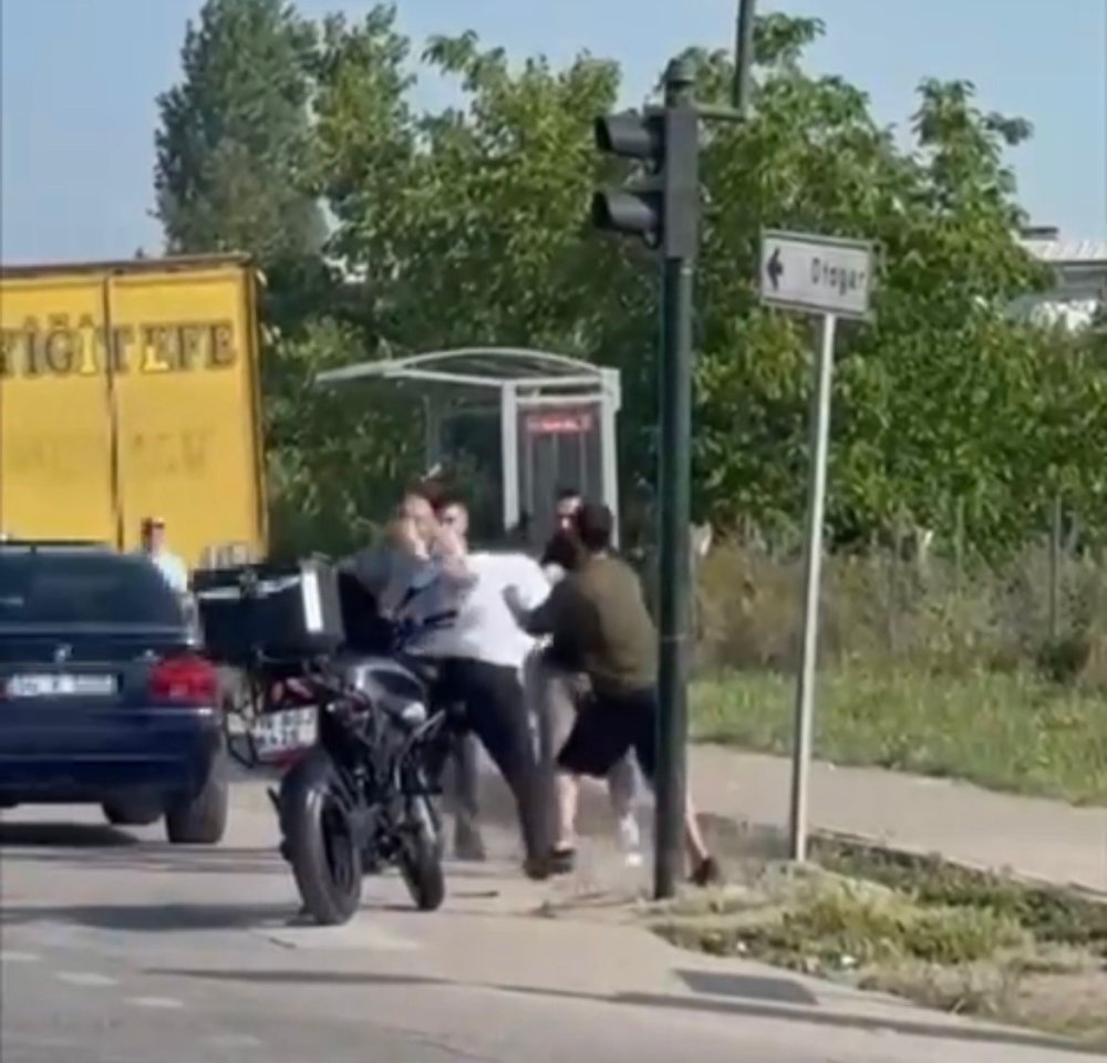 Anayol Boks Ringine Döndü! Trafik Durdu Yumruklar Havada Uçuştu