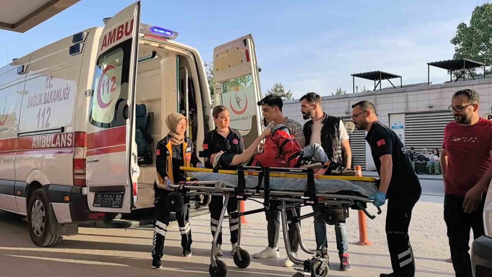 Kontrolden Çıkan Araç Şarampole Yuvarlandı: 5 Yaralı