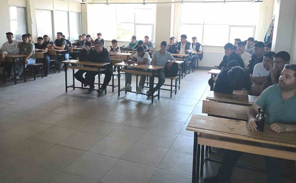 Lise Öğrencilerine Sağlıklı Yaşam Ve Hastalıklarla Mücadele Semineri Verildi