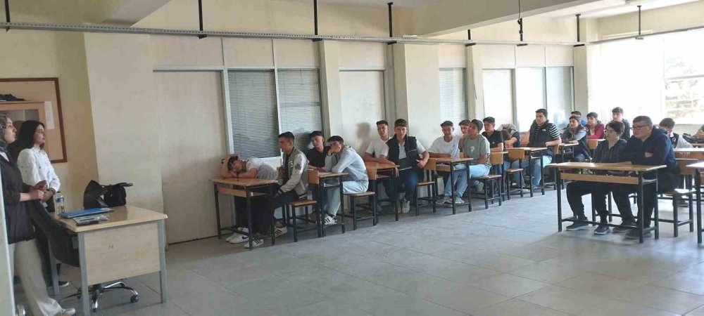 Lise Öğrencilerine Sağlıklı Yaşam Ve Hastalıklarla Mücadele Semineri Verildi