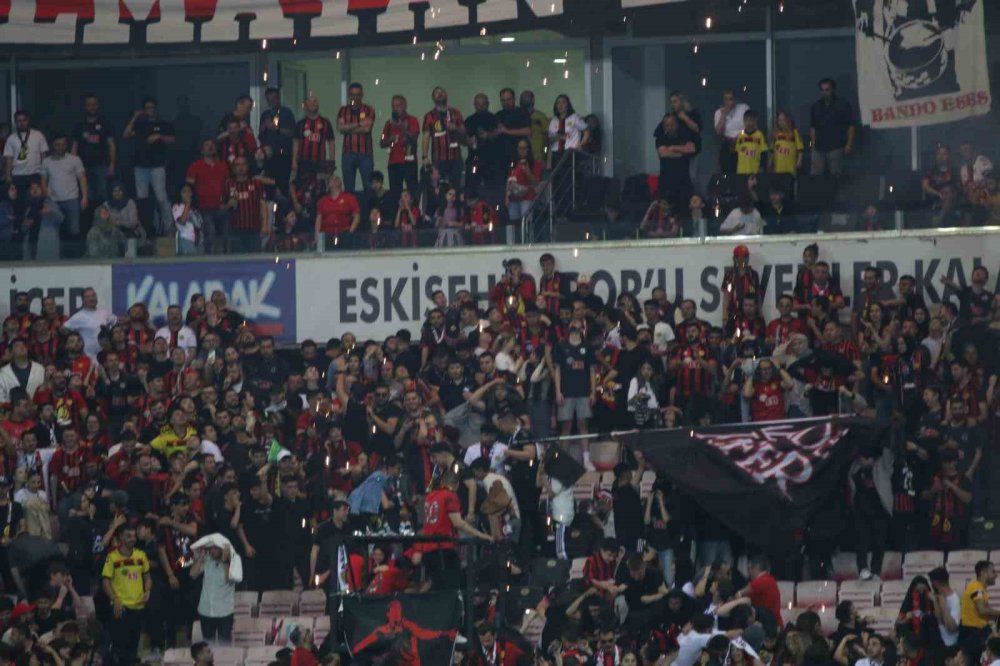 ’şampiyonluk Gecesi’nde Taraftar Kıvılcımlar İçinde Kaldı