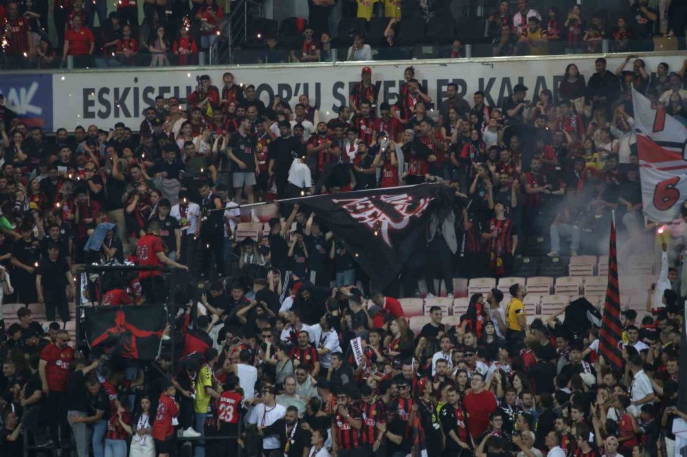 ’şampiyonluk Gecesi’nde Taraftar Kıvılcımlar İçinde Kaldı