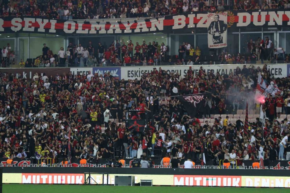 ’şampiyonluk Gecesi’nde Taraftar Kıvılcımlar İçinde Kaldı