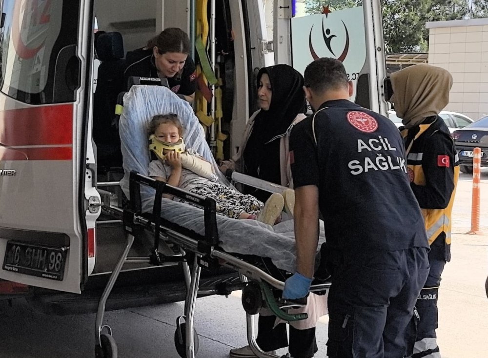 Yaralanan Çocuğu Eldivenden Yaptıkları Balonla Oyaladılar