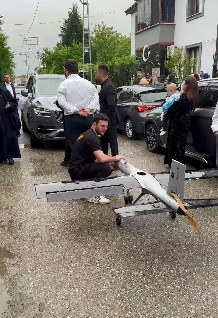 Düğün Konvoyunun Önünü İnsansız Hava Aracı İle Kestiler