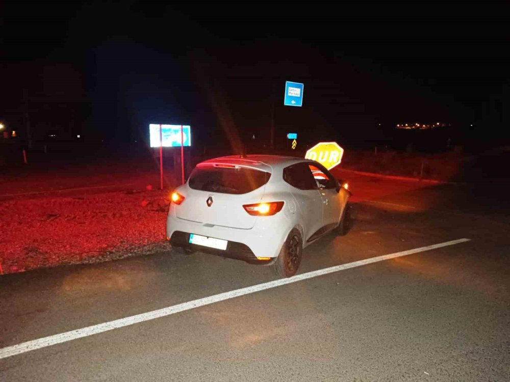 Ehliyetsiz Ve Alkollü Sürücü ’dur’ Levhasına Çarptı: 1 Yaralı