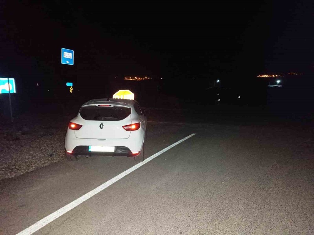 Ehliyetsiz Ve Alkollü Sürücü ’dur’ Levhasına Çarptı: 1 Yaralı