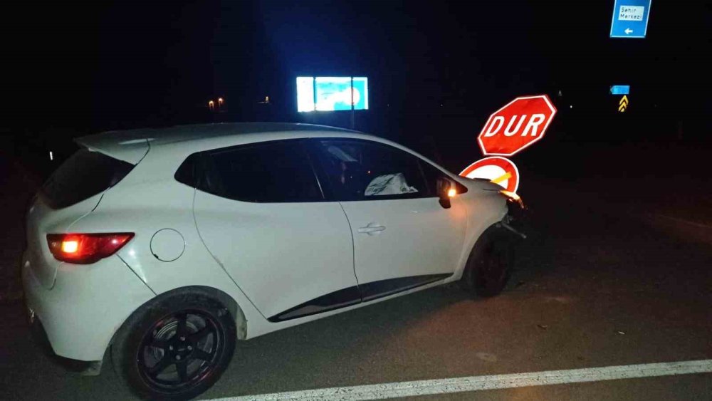 Ehliyetsiz Ve Alkollü Sürücü ’dur’ Levhasına Çarptı: 1 Yaralı