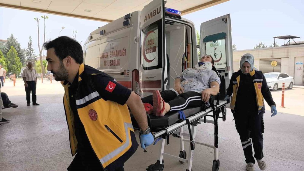 Elektrikli bisikletten düşen kadın ve oğlu yaralandı