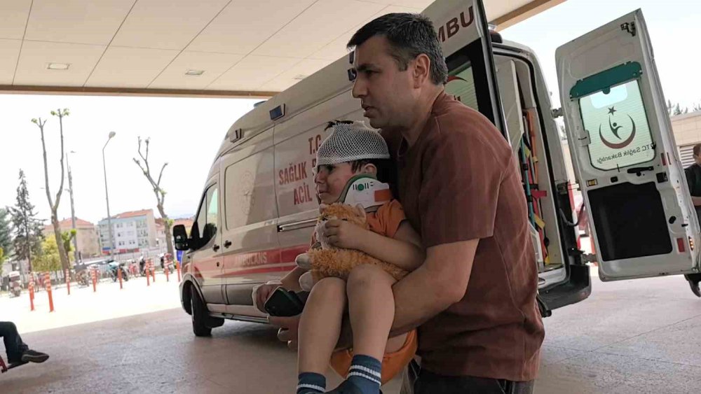 Elektrikli bisikletten düşen kadın ve oğlu yaralandı