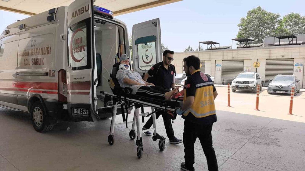 Elektrikli bisikletten düşen kadın ve oğlu yaralandı