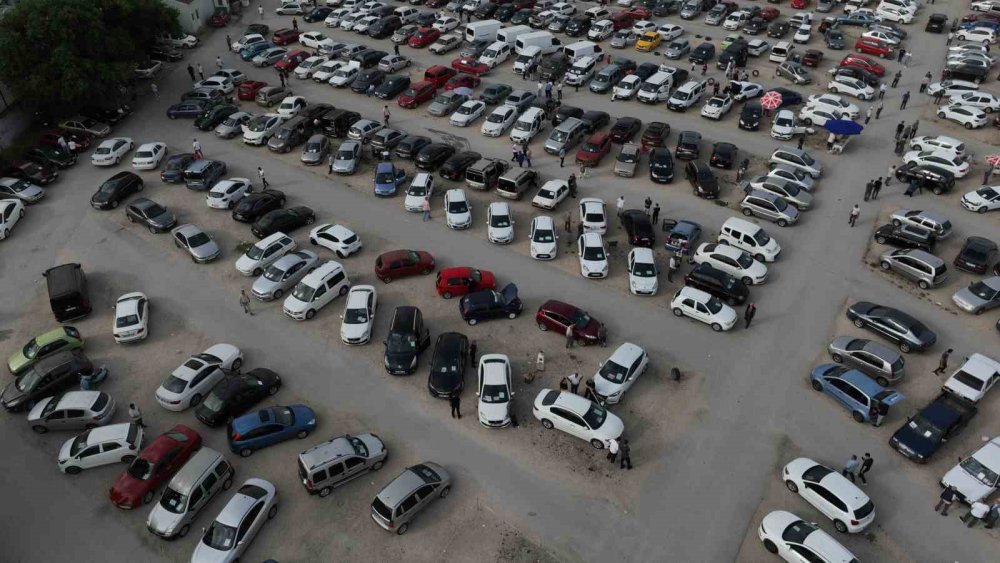 İkinci El Oto Pazarında Bayram Hareketliliği