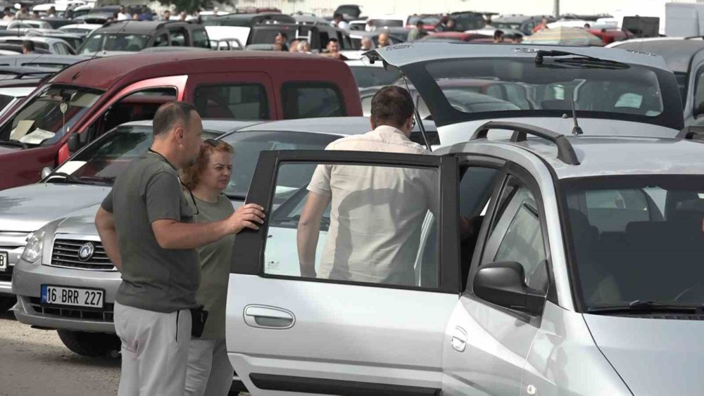 İkinci El Oto Pazarında Bayram Hareketliliği