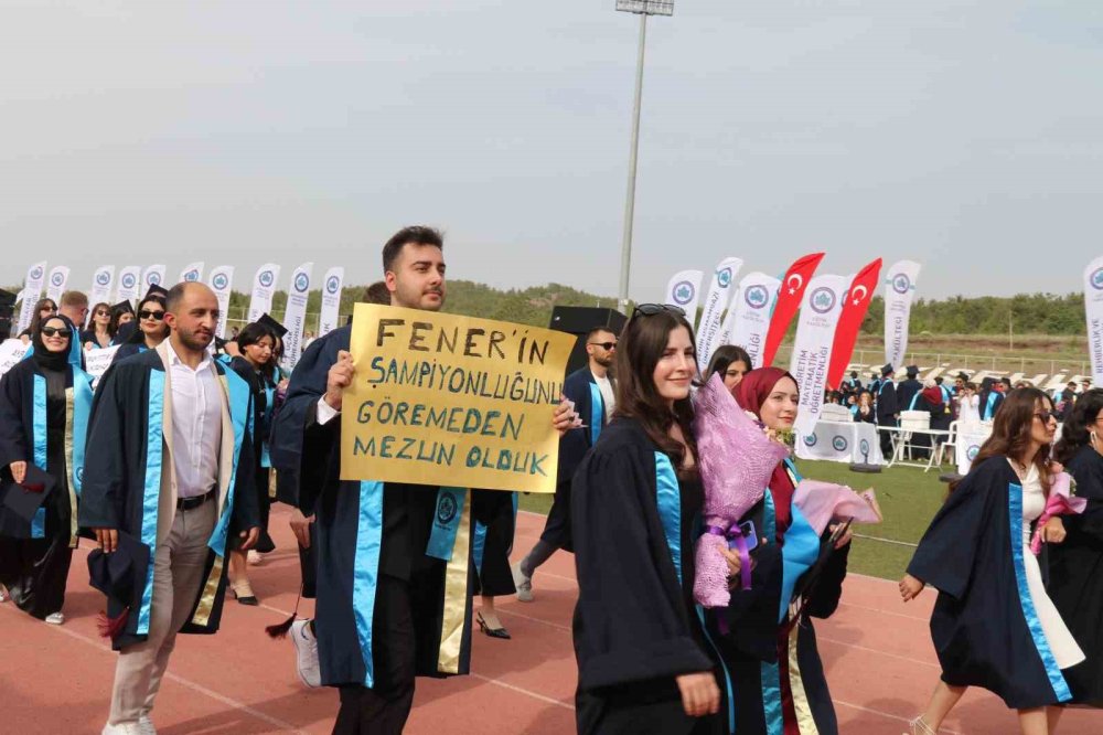 Kep Takan Sevimli At Öğrencilerle Birlikte Mezun Oldu