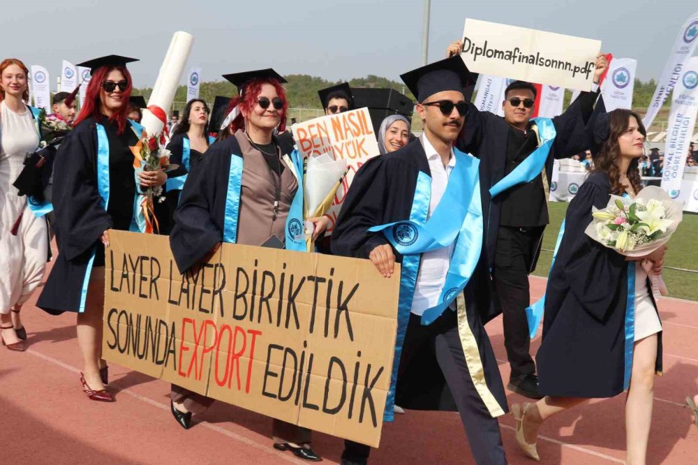 Kep Takan Sevimli At Öğrencilerle Birlikte Mezun Oldu