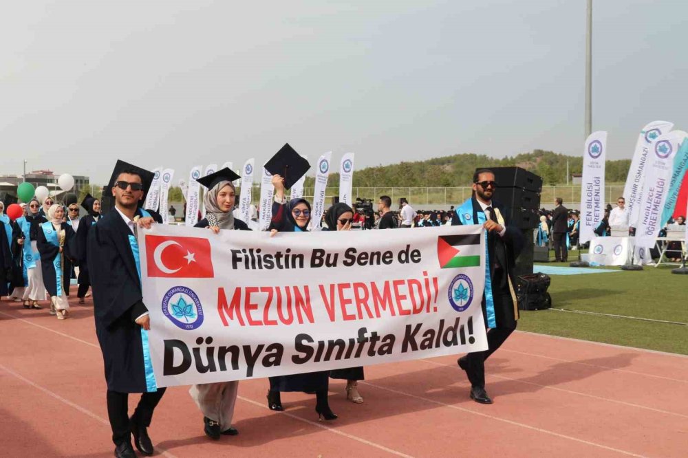 Kep Takan Sevimli At Öğrencilerle Birlikte Mezun Oldu