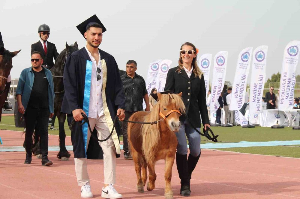 Kep Takan Sevimli At Öğrencilerle Birlikte Mezun Oldu