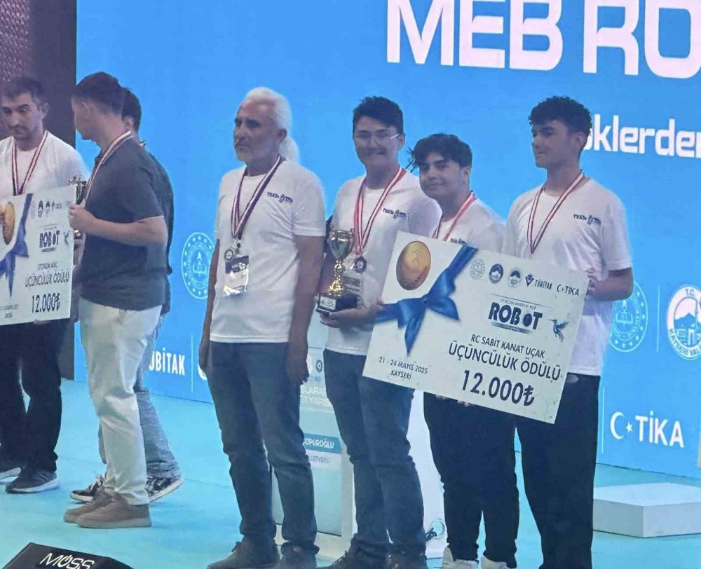 Öğrencilerden Uluslararası Robot Yarışması’nda Büyük Başarı