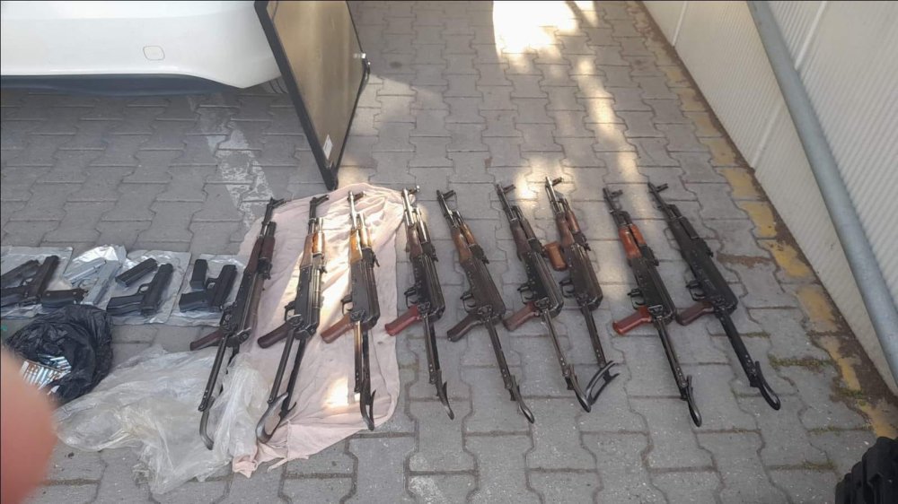 Uyuşturucu Sandılar, Silah Deposu Çıktı