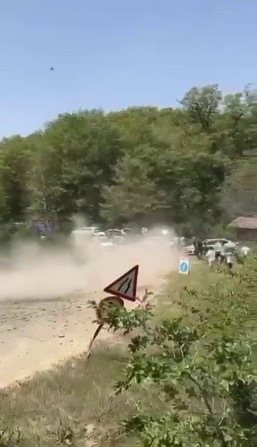 Yarış Aracı Seyircilerin Bulunduğıu Bölgeye Savruldu