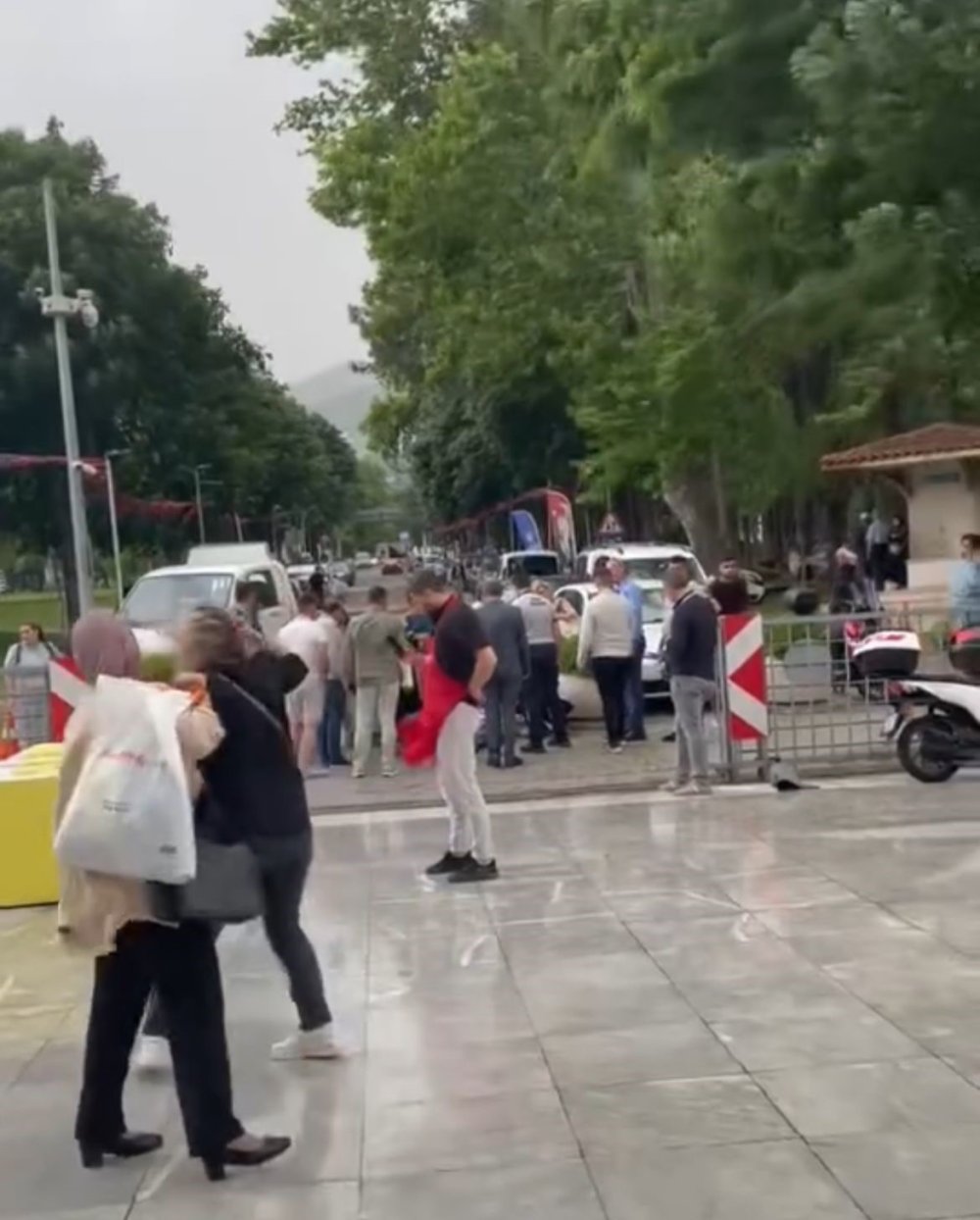 Fırtına Reklam Panosunu Uçurdu: Bir Kişi Yaralandı