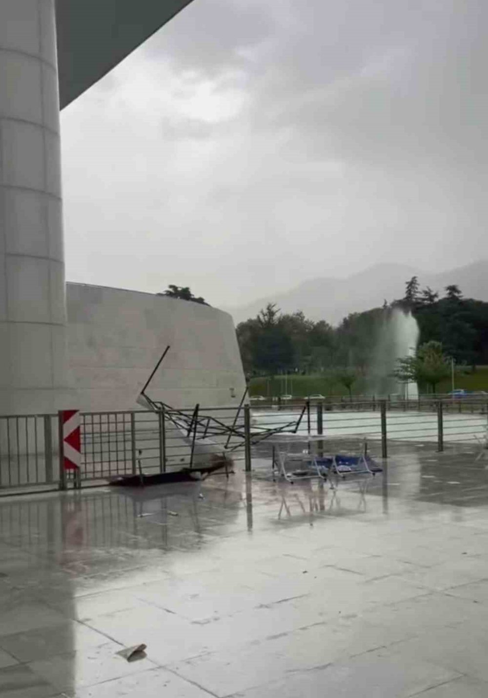 Fırtına Reklam Panosunu Uçurdu: Bir Kişi Yaralandı