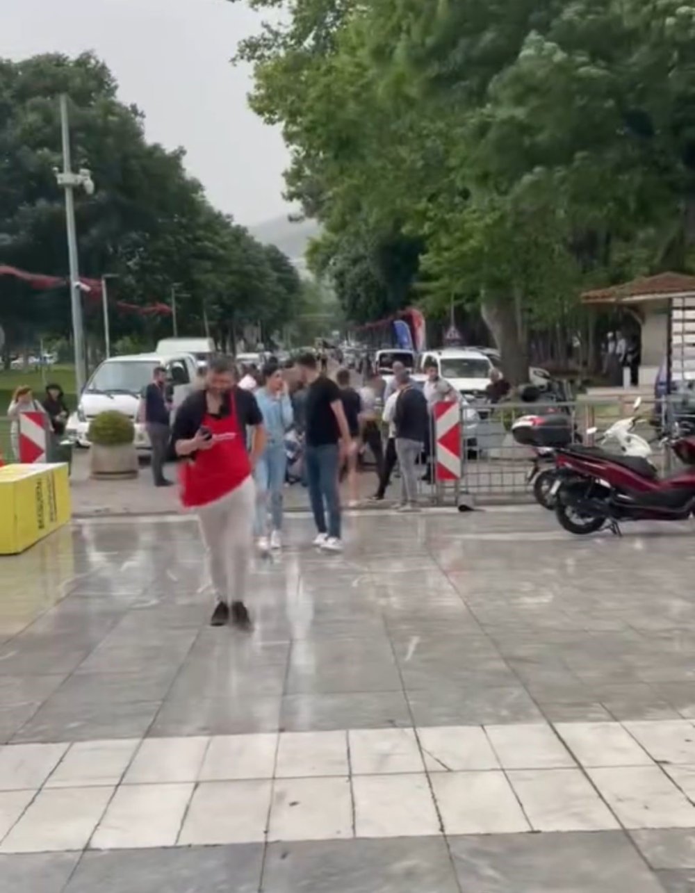 Fırtına Reklam Panosunu Uçurdu: Bir Kişi Yaralandı