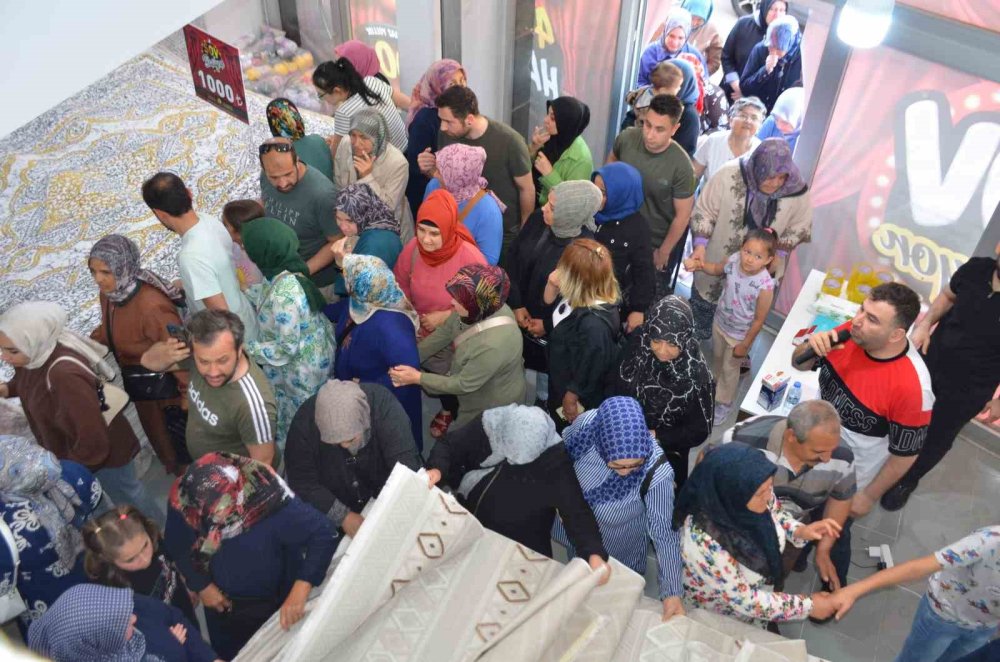 Mağaza Açılışında İzdiham Yaşandı!