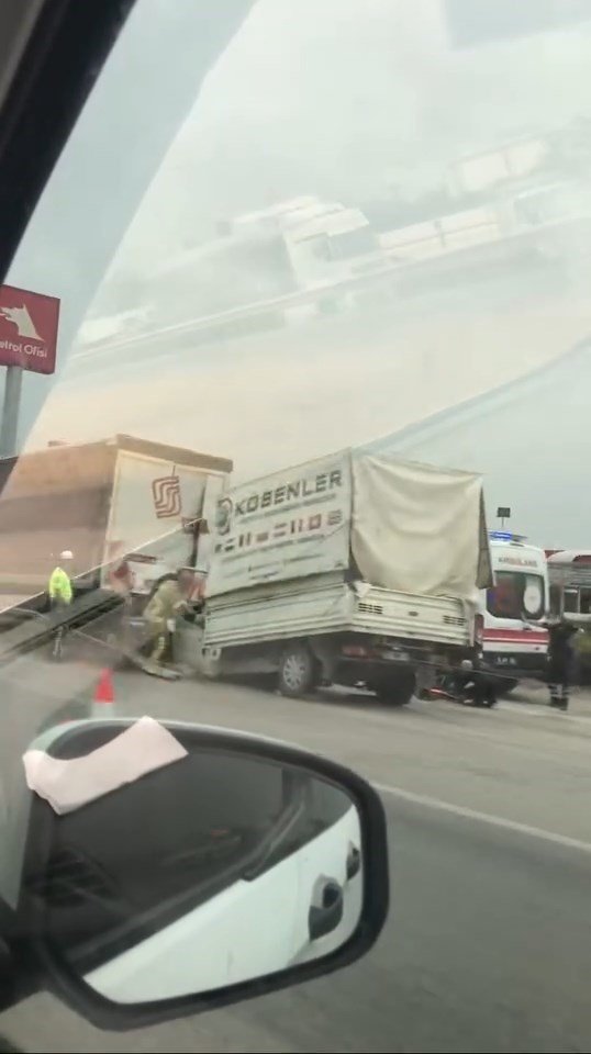 Sıkışan Sürücüyü Ekipler Kurtardı