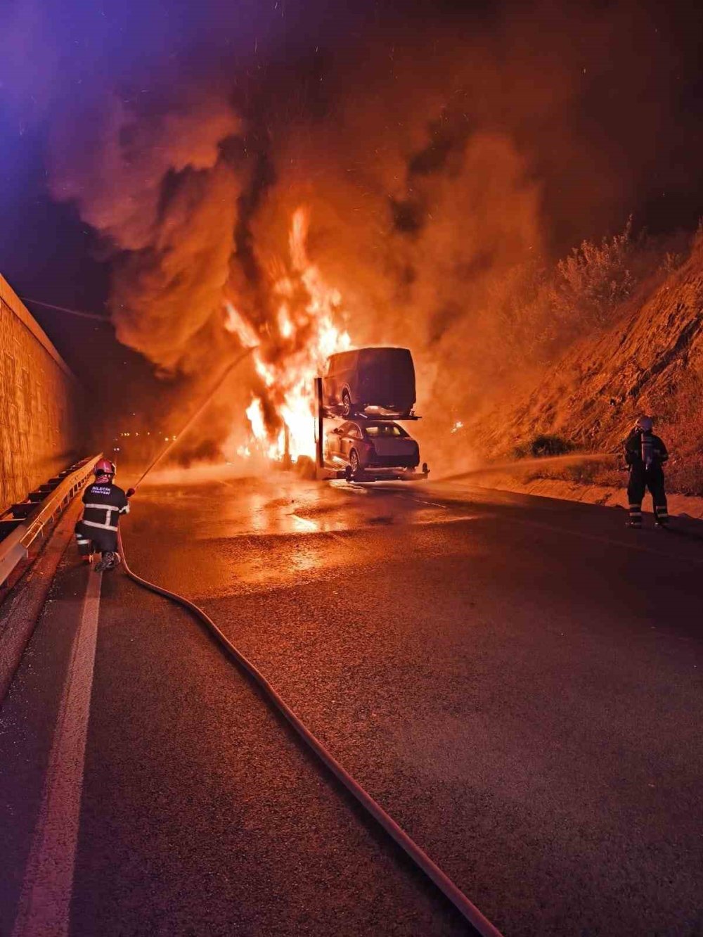 8 Adet Sıfır Araç Cayır Cayır Yandı