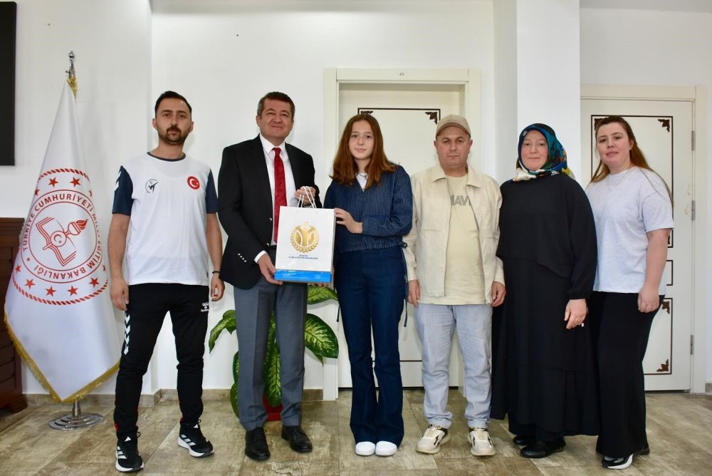 Başarılı öğrenciden Müdür Şimşek’e ziyaret