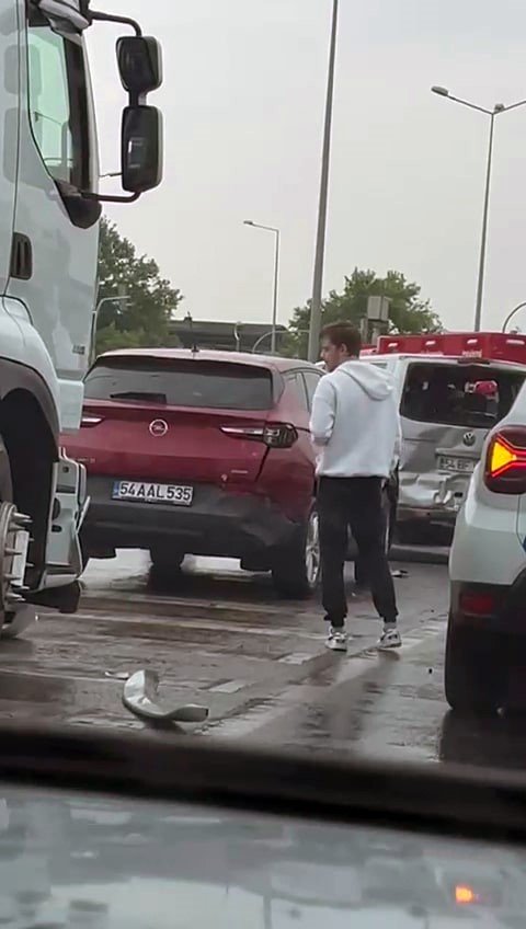 Suv Tarzı Araç İle Minibüs Çarpıştı: 1 Yaralı